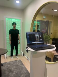 분당 자세교정 라룬리픽스 재활운동센터에서 한 남성이 엑스바디를 측정하고 있습니다.