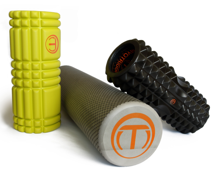 다양한 질감과 색상의 폼롤러 세 개가 흰색 배경 위에 놓여 있는 모습. 노란색, 회색, 검은색 폼롤러가 각각 다른 표면 패턴을 가지고 있으며, 근육 마사지나 스트레칭용 운동 도구로 사용된다