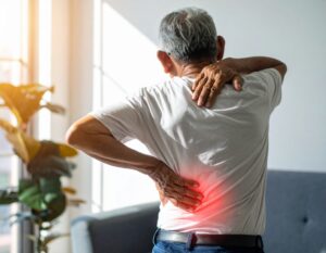 할아버지의 뒷모습입니다. 허리와 어깨를 잡으며 아픈 모습