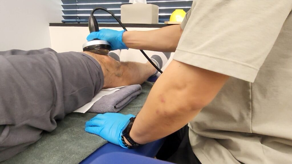 라룬리픽스에서 남성고객이 누워서 무릅에 울트라니들 체외 충격파를 진행하고 있습니다. 
