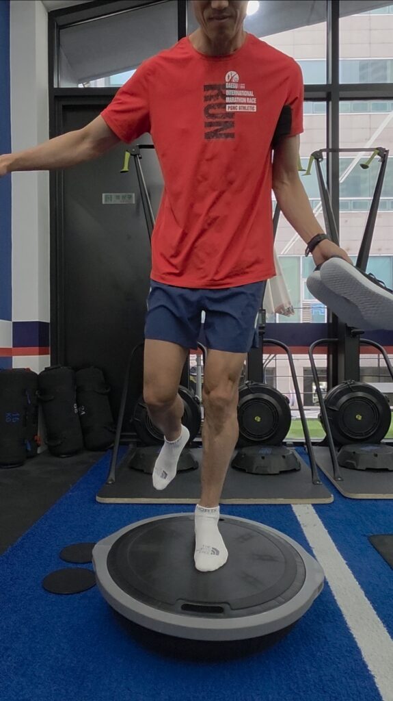 왼쪽 발목은 오른쪽에 비해 안정성이 좋아서 훨씬 더 잘 서는 모습을 모여주고 있음.